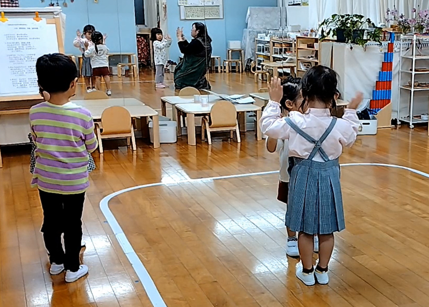 幼稚園児が、筆を使って書初めに挑戦。なかなかできない活動を楽しんでいました。
