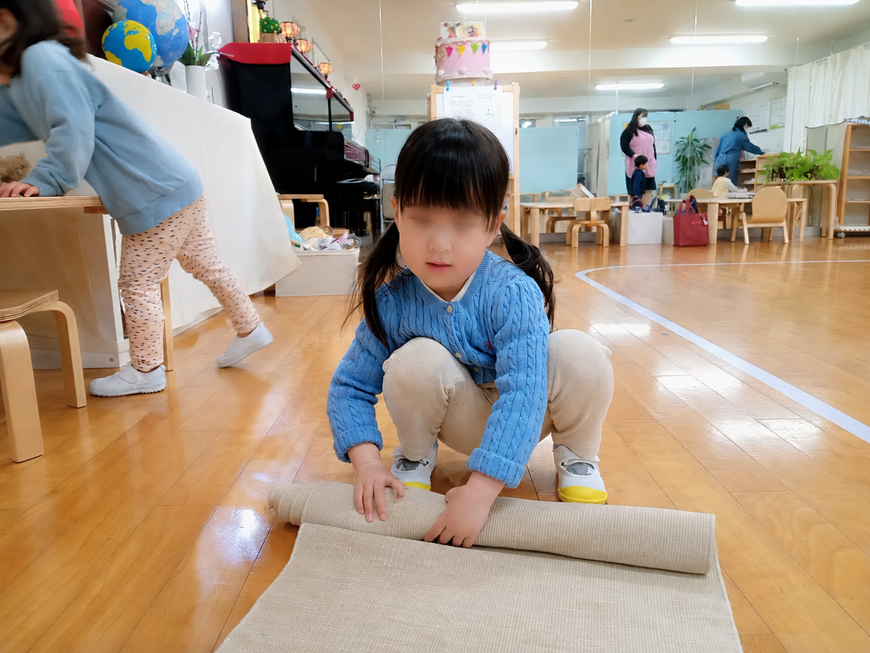活動後に教具を片付ける2歳児の様子