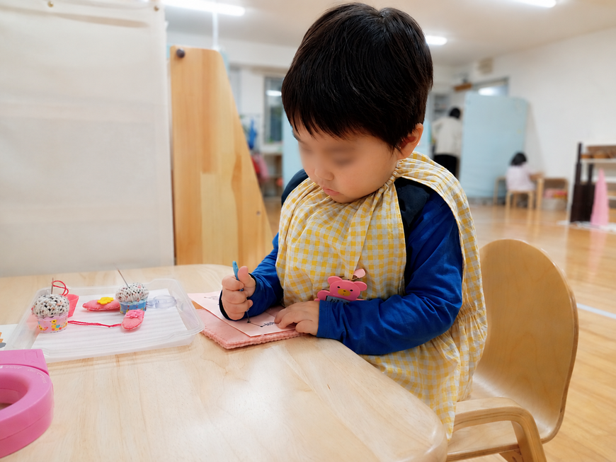 モンテッソーリ活動に集中して取り組む2歳児