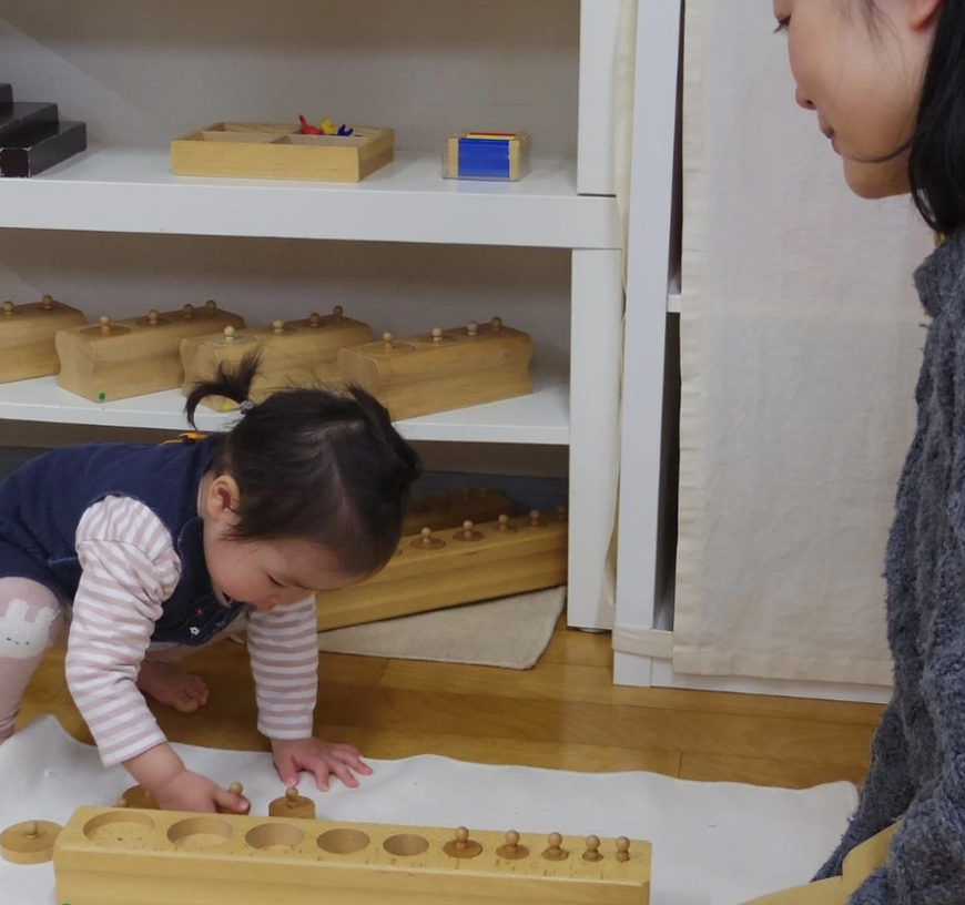 京都市の幼児教室で、保護者が0・1歳児の活動を見守る親子クラスの様子