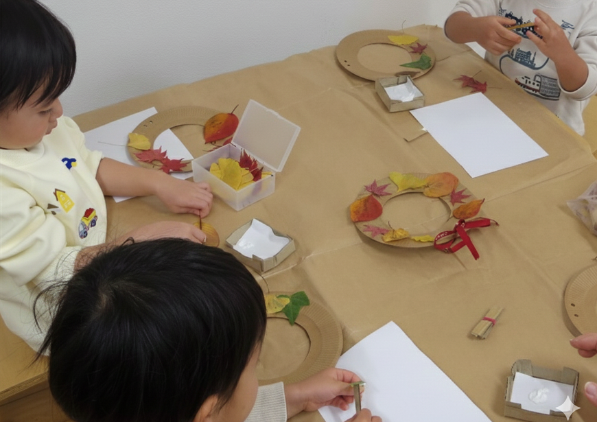 2歳児は、モンテッソーリの活動で落ち葉のリースの製作をひとりで行っています