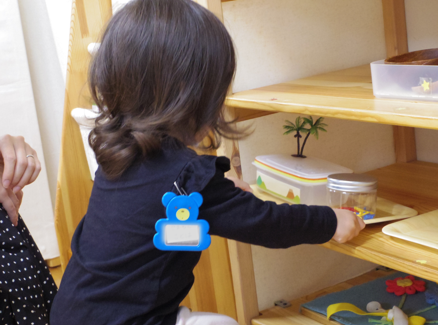 京都市の幼児教室で、モンテッソーリ活動の教材を自分で運ぶ１歳児の様子