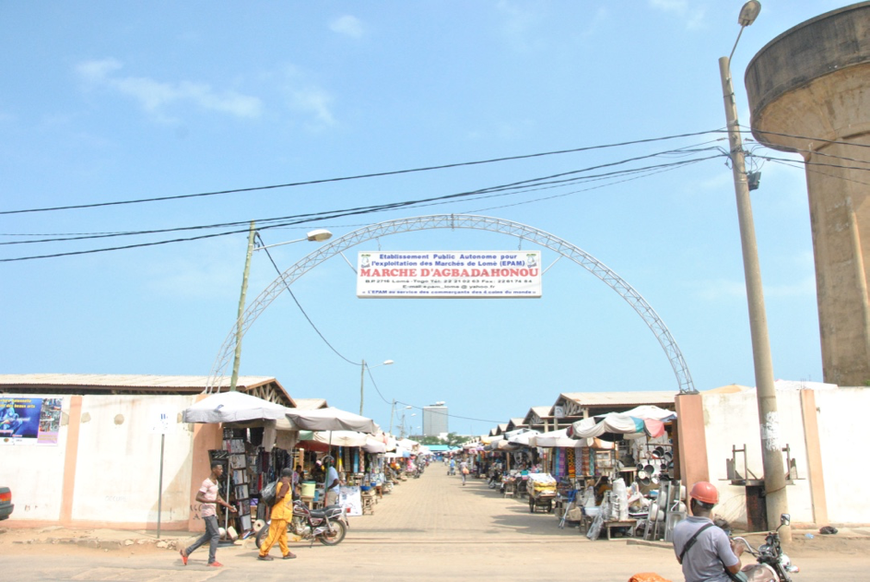 Vue d’une des entrées du marché d’Agbadahonou et de son artère principale, relativement vide.