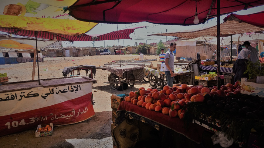 Le marché ambulant longeant le bidonville de Tabriquet