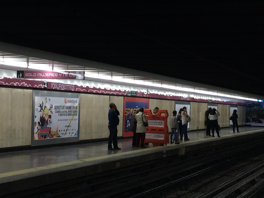 Espace réservé aux femmes et aux enfants dans le métro de la Ville de México