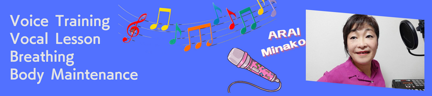 ボイストレーニング,ボーカル教室,の案内画像,Voicetraining,Vocl Lesson, Breathing,Body Maintenance,ボイストレーナー荒井みな子が笑っている,マイクのイラスト,ト音記号・音符がちりばめられたイラスト