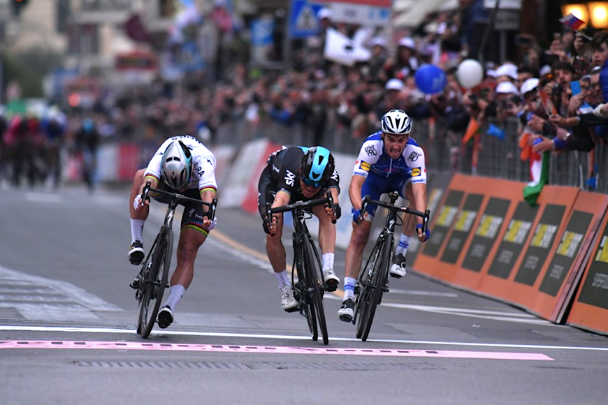 2017 siegte Michal Kwiatkowski (Mitte) als erster polnischer Fahrer bei Mailand-Sanremo, knapp vor Peter Sagan (li.) (Foto: Veranstalter)