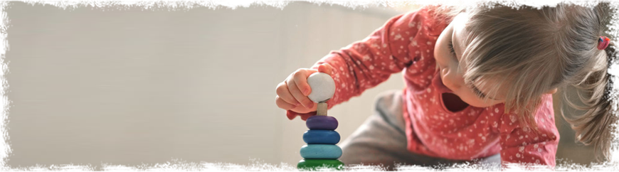 Junge rollt Pikler Kreide mit Feinmotorik, Glückskinder Hofheim