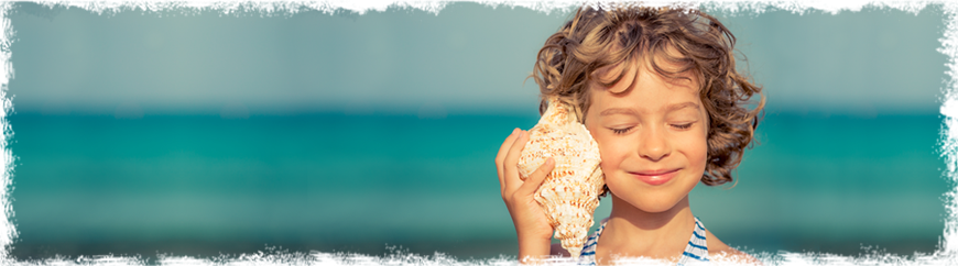 Mädchen lauscht an einer Muschel, Glückskinder 