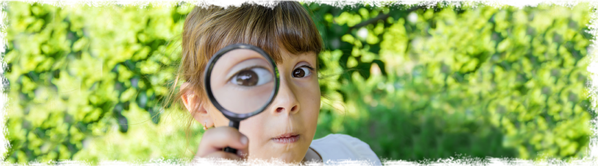 Mädchen schaut durch eine Lupe, Glückskinder