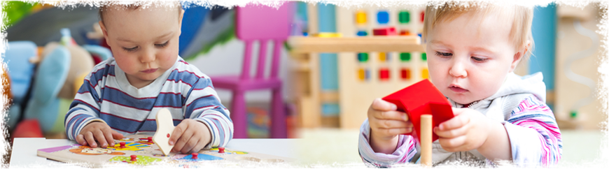 Zwei Kleinkinder spielen mit Puzzles für die Feinmotorik bei den Glückskindern Hofheim