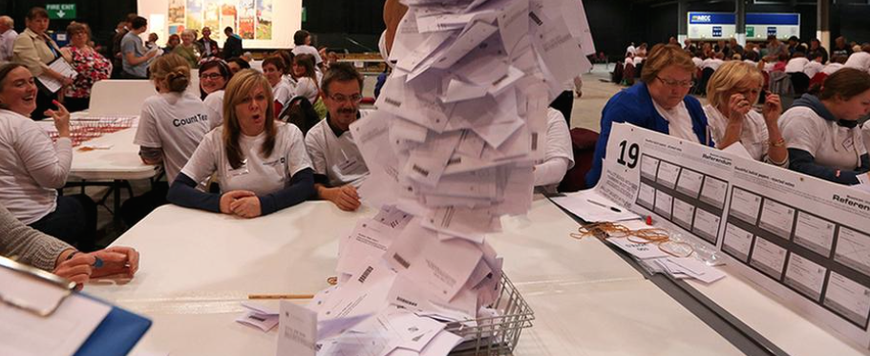 Image: Nous - sujets frustrés, condamnés au silence - serons transformés en citoyens émancipés, consciencieux de notre responsabilité - par des référendums - en toute l'Europe!