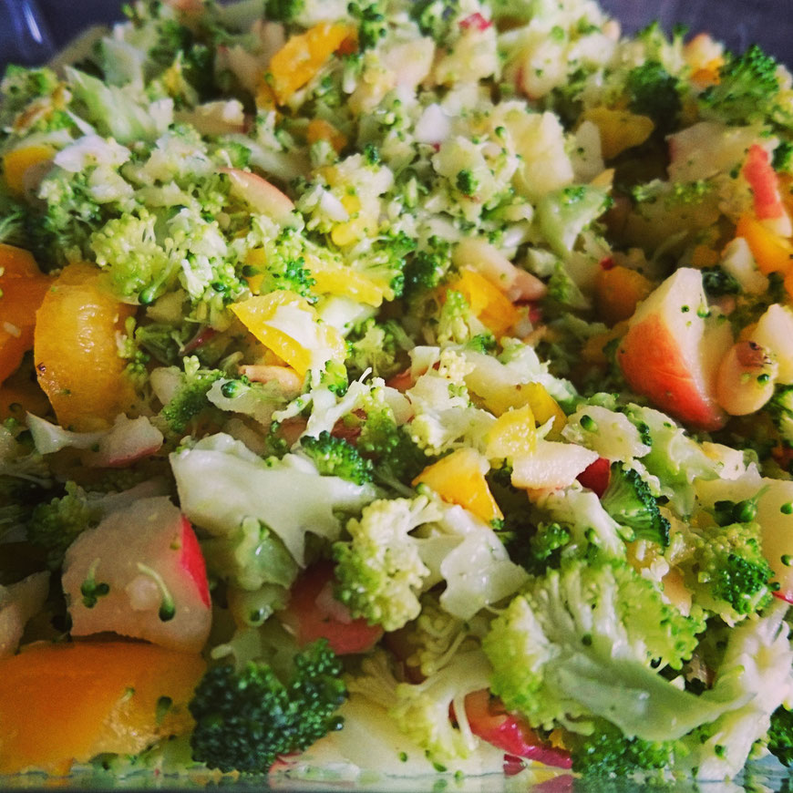 Brokkolisalat mit Pinienkernen - Selbstgekochtschmecktbesser.de Brokkolisalat mit Pinienkernen - Selbstgekochtschmecktbesser.de