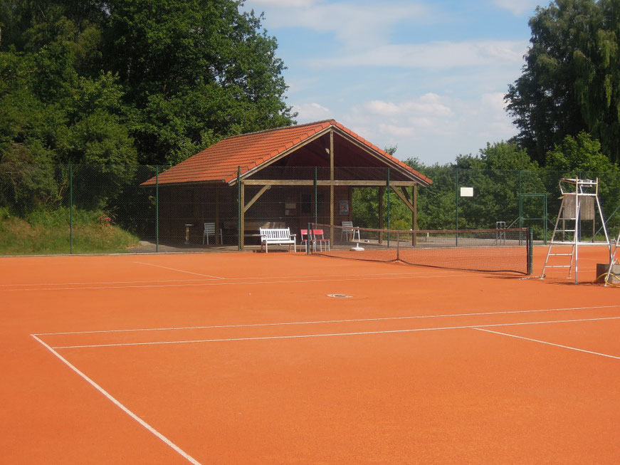 Tennisanlage des FC Hettenshausen. Idyllisch und ruhig gelegen am Ortsrand von Hettenshausen.