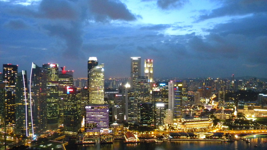 Singapur bei Nacht - Blick von Marina Sands Bay