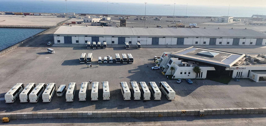 Ausflugsbusse warten in Bahrein am Terminal