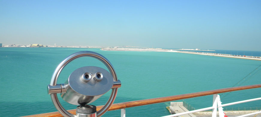 Blick vom Schiff auf den Weg nach Manama