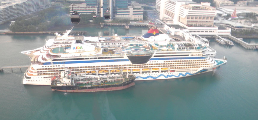 AIDAbella wird in Harbourfront betankt