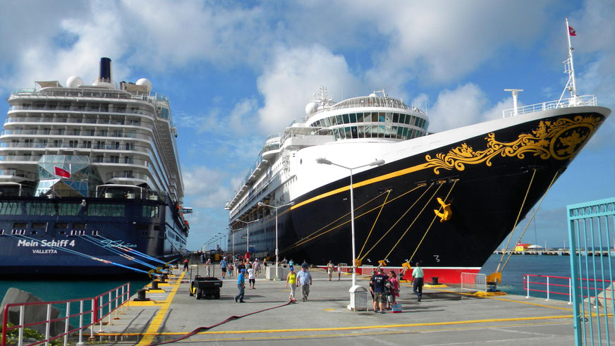 Mein Schiff 4 und Disney Magic in Philipsburg.