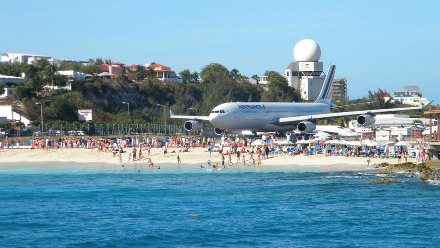 Flugzeug auf dem Weg zur Startbahn