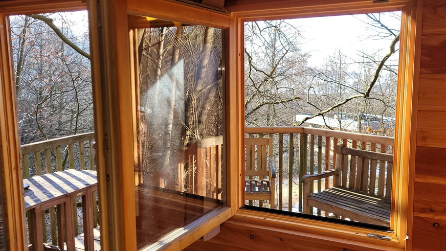 Geöffnete Fenster im Baumhaus. Blick in die Natur.