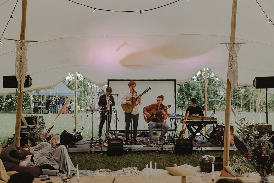 Liveband für Hochzeit unter einem Zelt