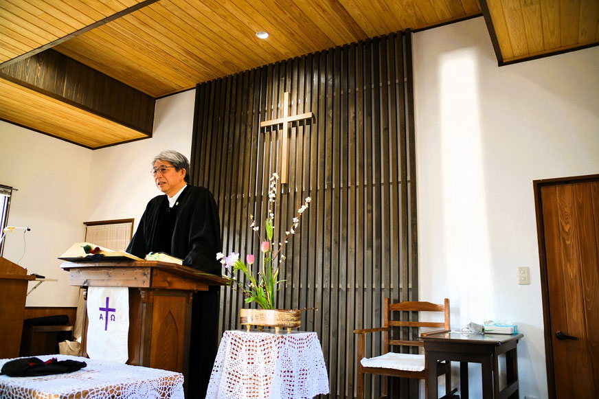 牧師の森 言一郎です。リノベーションで新しい息が吹き込まれた十文字平和教会です。もちろん、お花や木々、鳥たちのさえずりにもいやされます。どうぞお気軽に、お出でになってみて下さい。