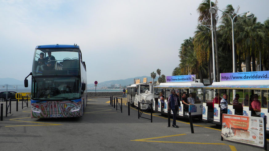 Buslinie 8 und Minizug am Quai Laubeuf