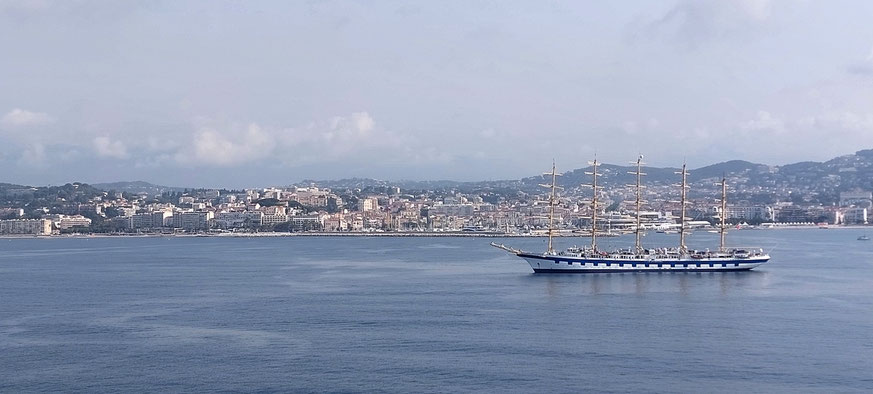 Cannes - Blick vom auf Reede liegendem Kreuzfahrtschiff