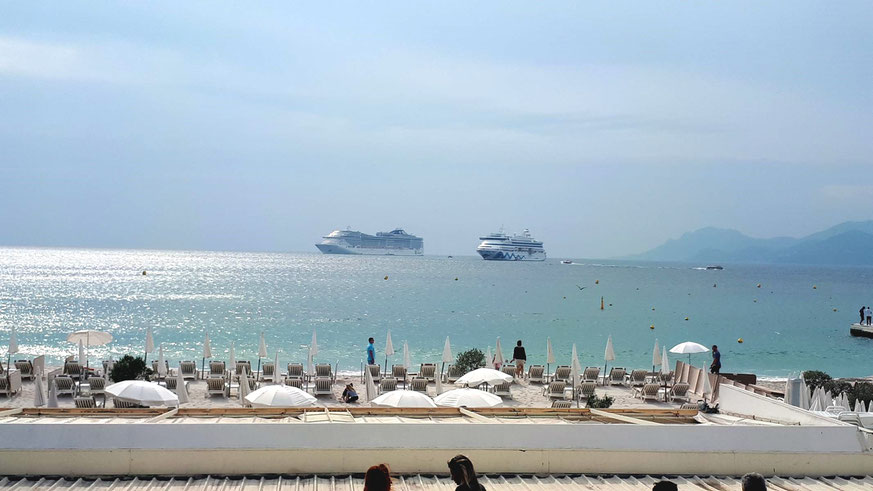 Kreuzfahrtschiffe auf Reede vor Cannes