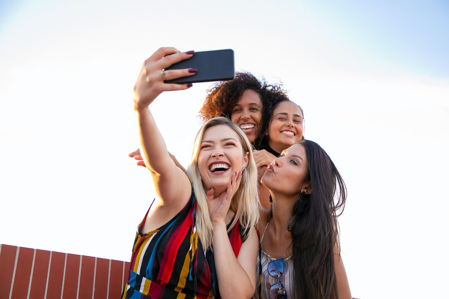 Frauen, die ihr Leben genießen und den Moment zur Erinnerung auf einem Selfie festhalten