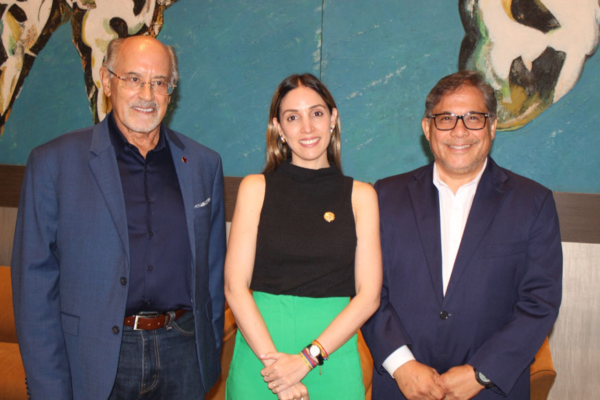 Basil Haylock; Cónsul de Canadá. Sonsoles García; Ministra de Producción y Gabriel Rovayo; Presidente de la Cámara Canadiense