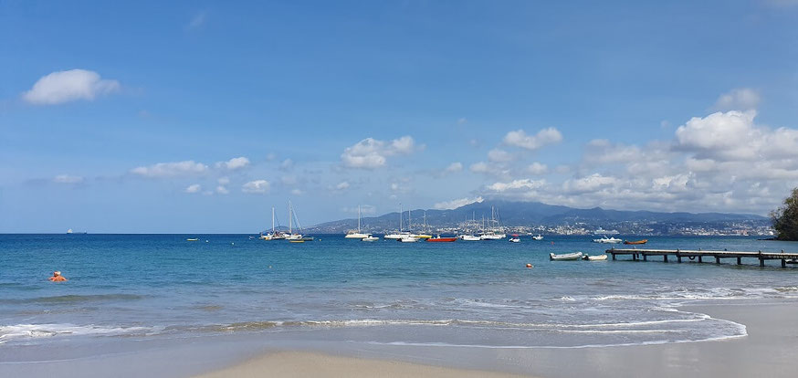 Strand von Anse Mitan mit Blick nach Fort-de-France