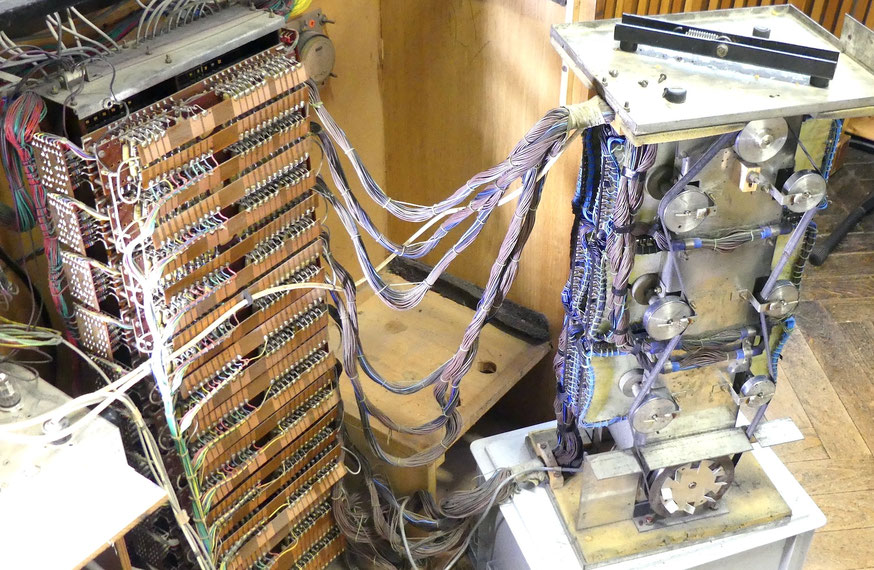 Rechts der elektrostatischer Dereux-Tongenerator mit 756 gesampleten Aufnahmen von Originaltönen, verbunden mit dem Schaltbrett, das über die Register bedient wird.