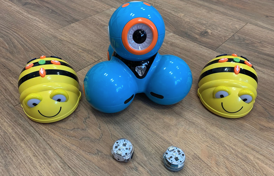 Diese Mini-Roboter warten während der Code Week in der Stadtbücherei auf die Teilnehmer (Bild: Stadtbücherei)