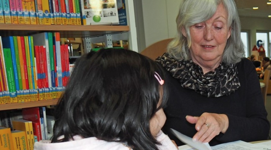 Bärbel Müller und weitere Ehrenamtliche unterstützen Kinder beim Lesen und den Hausaufgaben (Bild: Stadtbücherei Quickborn)