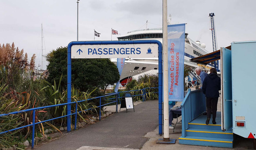 Am Terminal in Falmouth warten die Falmouth Cruise Ship Ambassadors