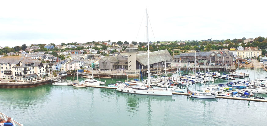 Blick vom Kreuzfahrtschiff auf Falmouth und das Maritime Museum