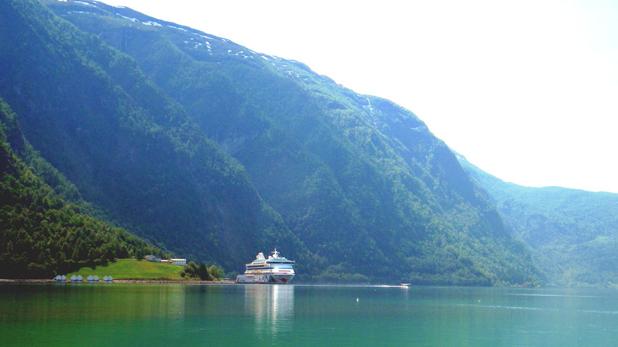 AIDAvita am Skjolden Cruise Pier - mit startendem Wasserflugzeug