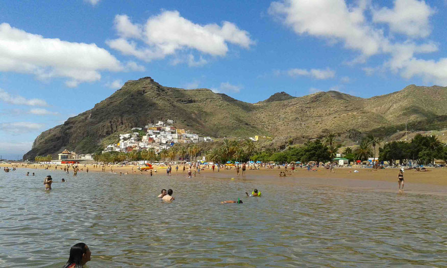 Blick auf den Sandstrand von Las Teresitas