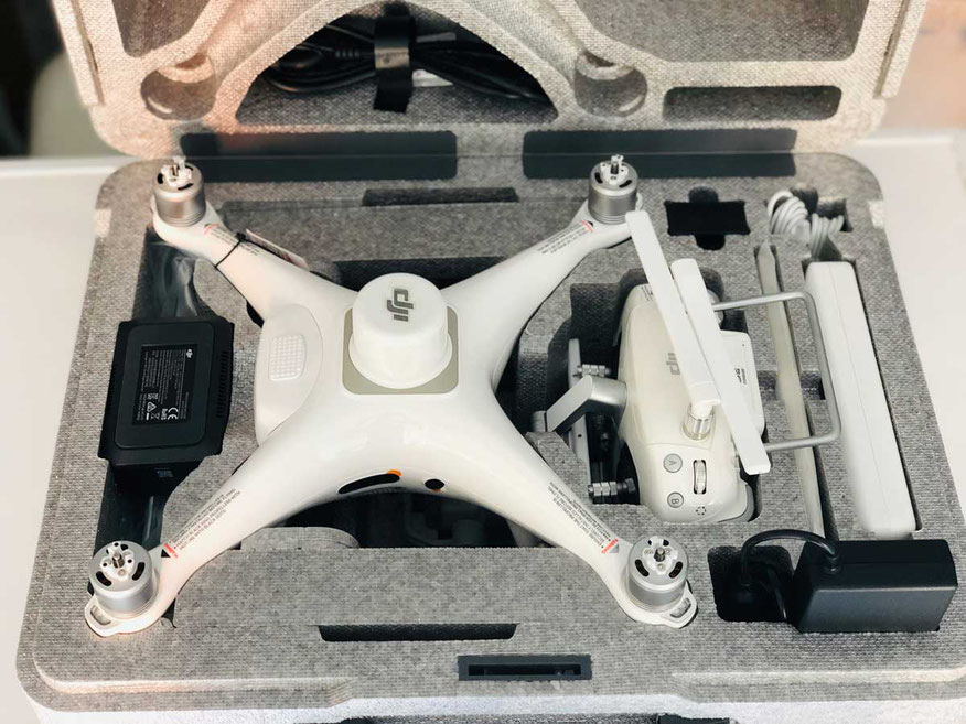 Phantom 4 RTK en su caja y accesorios