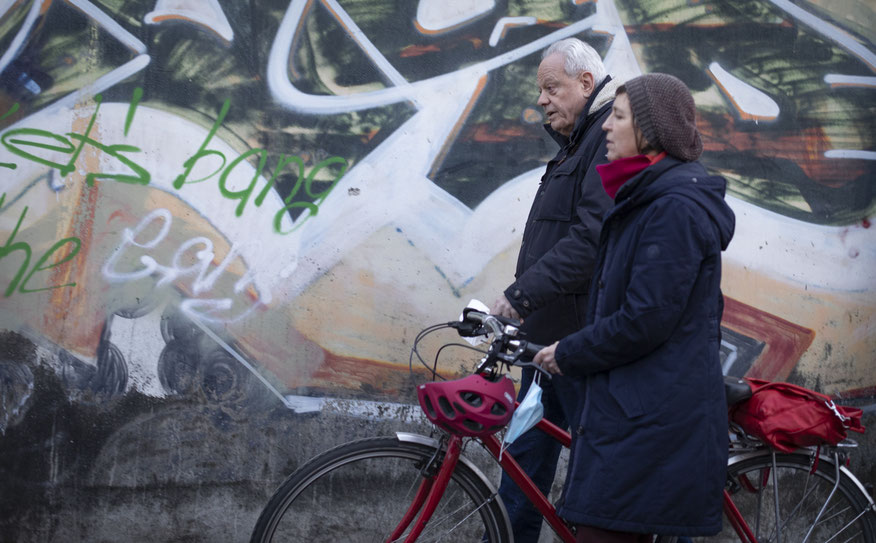 Norbert Fuchs und Brigitte Scholz beim gemeinsamen Spaziergang in Mülheim-Nord. Foto: Sonja Niemeier