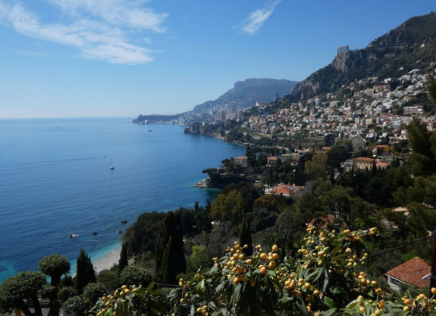 Vue sur la baie en montant au village médiéval de Roquebrune