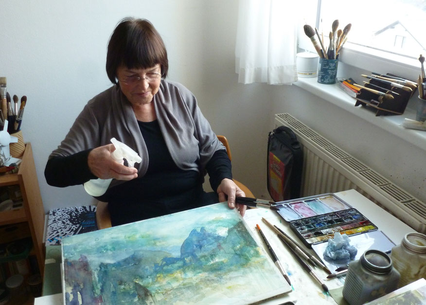 Die Künstlerin in ihrem Atelier in Perchtoldsdorf bei Wien