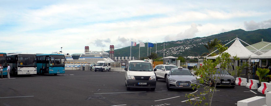 Taxen und Shuttle-Busse am Hafenausgang