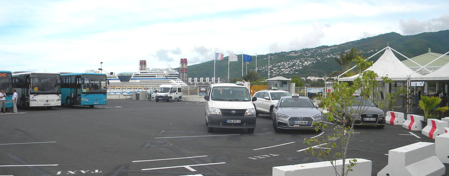 Taxen und Shuttle-Busse am Hafenausgang