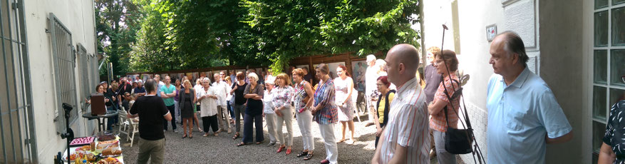 Der malerische Innenhof der VILLA ARTIS wird gern für Events genutzt - hier der VHS-Fotokurs von Ralf Raßloff bei der Vernissage