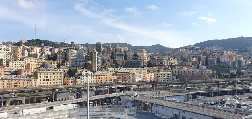 Blick vom Kreuzfahrtschiff auf Genua