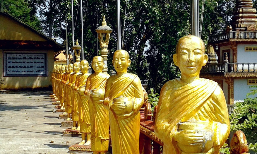 Goldene Mönche vor dem Wat KromTempel