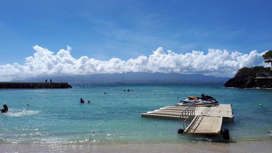 Hotelstrand auf Grande-Terre mit Blick auf Basse Terre